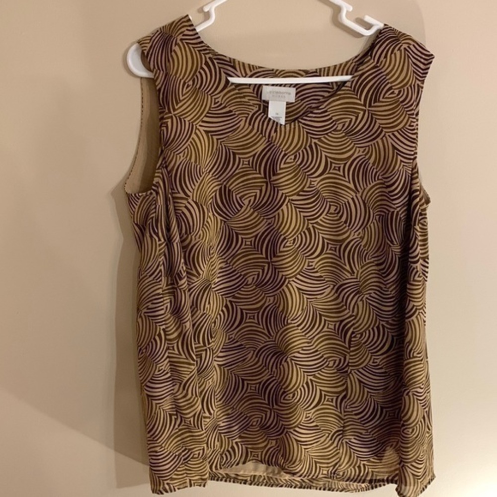 Women’s very gently used Women’s Dress Barn sleeveless   v-neck top, size 1x.